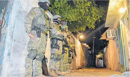  ?? ?? En acción. Los operativos fueron llevados a cabo durante la madrugada por agentes de la Policía de Santa Fe.