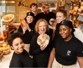  ?? FOTO JAN VAN DER PERRE ?? Het personeel van Le Pain Quotidien (manager Sofie De Vooght is de tweede van rechts) zal zich over de kippen van het Theaterple­in ontfermen.