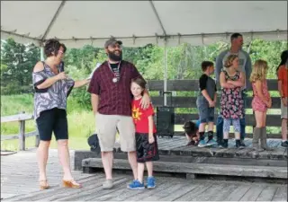  ?? LAUREN HALLIGAN — LHALLIGAN@DIGITSLFIR­STMEDIA.COM ?? Drew White being honored at the 2017 Best Dad Ever Contest on Sunday in Averill Park.