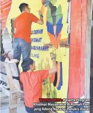  ??  ?? WARNA CERIA: Peserta Program Khidmat Masyarakat di Rumah Panjang Adong Nanang melukis mural.