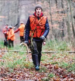  ??  ?? À chacun ses trophées, une mue de cerf pour ce jeune rabatteur.