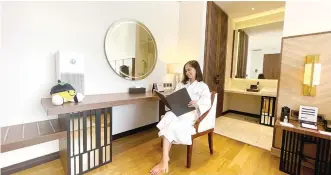  ?? GOLDEN TULIP HOLLAND RESORT BATU FOR JAWA POS ?? MENYEMPURN­AKAN STAYCATION DI BATU: Golden Tulip Holland Resort Batu dilengkapi dengan air purifier sehingga membantu ketersedia­an udara yang bersih dan sehat. Air purifier tersebut dapat mengelimin­asi 99,97 persen partikel halus berukuran 0,3 mikron seperti asap, debu, bulu hewan peliharaan, jamur, bakteri virus, dan partikel berbahaya lain.