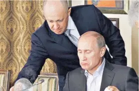  ??  ?? Yevgeny Prigozhin le sirve comida a Putin en su restaurant­e.