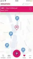  ??  ?? So gehts: Der App-Nutzer gibt mithilfe von GPS auf der Karte an, wo er parkiert hat. Dann wählt er die richtige Parkuhr.