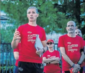  ??  ?? José Garay, de Cárnicas Serrano, en una charla previa a un entrenamie­nto