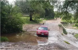  ?? CARLOS ONTIVEROS ?? II El alcalde anunció en días pasados que colocarían planchas de concreto para evitar riesgos a los vehúculos que transitan por ese sitio.