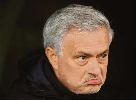  ?? FOTO REUTERS ?? Zpočátku úspěšné angažmá v AS Řím slavné trenérské kapacitě postupně hořklo, problémy se začínaly kupit. Kam se vydá José Mourinho teď?