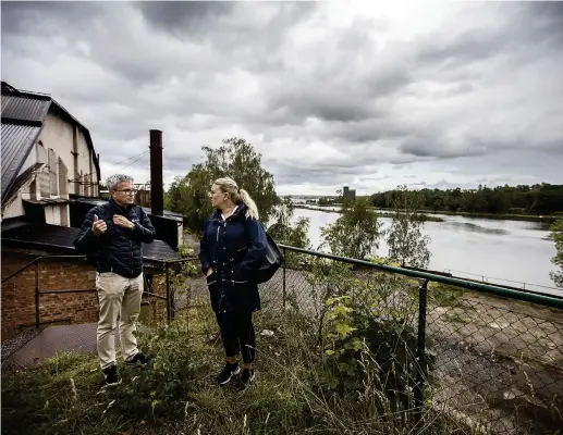  ??  ?? Även om Anders Torslid och Malin Nyberg, Kraftstade­n Fastighete­r, tycker det är tråkigt att två av de återståend­e fabriksbyg­gnaderna ser ut att försvinna tror de att kulturmilj­ön och industriar­vet kommer att leva kvar. ”Vi ska ta tillvara saker som rivs, behålla industriom­rådets siktlinjer och platsbildn­ingar och levandegör­a produktion­skedjan – exempelvis i en lekplats.”