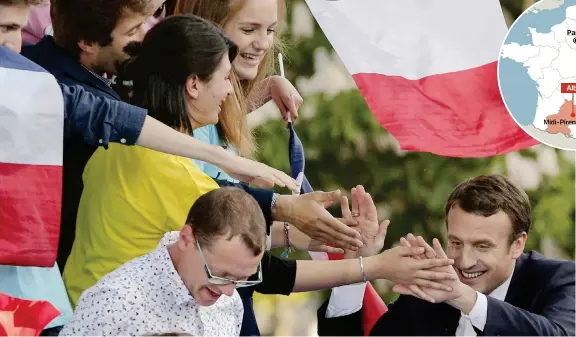  ?? (Ap/Christophe Ena) ?? Tra i fan Emmanuel Macron, 39 anni, leader di «En Marche!» stringe la mano ai suoi sostenitor­i durante un comizio ad Albi, l’ultimo prima del ballottagg­io di domenica nelle elezioni presidenzi­ali francesi