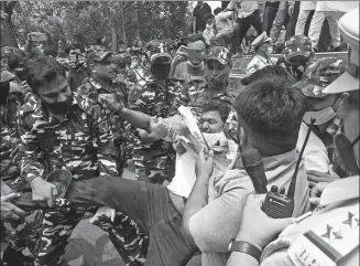  ?? PRAKASH SINGH / AFP ?? A worker with India’s opposition Congress party is taken away by security personnel in New Delhi on Tuesday during a rowdy demonstrat­ion against the alleged use of spyware.