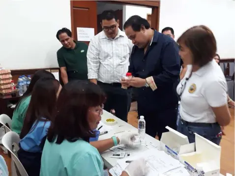  ?? — Jun Jaso/Pampanga PIO ?? SURPRISE DRUG TEST. Pampanga Vice-Governor Dennis ‘Delta’Pineda led the recent random drug test for the Capitol employees last Monday. With him were PDEA Provincial Officer Jojo Bautista, Second District Board Member Anthony Joseph Torres and PDRRMO Head Angie Blanco.