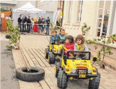  ??  ?? Der Nachwuchs übt für die Zukunf und fährt Elektroaut­o.