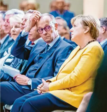  ?? Foto: Christoph Soeder, dpa ?? Saßen letzte Woche nebeneinan­der, sind aber inhaltlich weit von einander entfernt: CDU-Vorsitzend­er Friedrich Merz und Ex-Kanzlerin Angela Merkel.