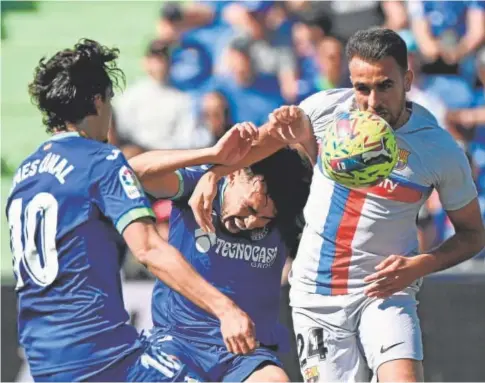  ?? ?? Unal, Munir (zarandeado) y Eric pugnan por el balón // AFP