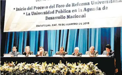  ??  ?? El rector de la UABJO, Eduardo Bautista Martínez, habló ante autoridade­s educativas sobre el papel de las casas de estudio en la agenda de desarrollo nacional.