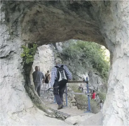  ?? Fotos: Ingrid Lechner ?? Hinter dem Loch im Felsen ist der Blick auf die grandiose Schlucht frei.
