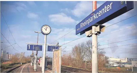  ?? FOTOS: JASI ?? Sowohl beim Thema Barrierefr­eiheit als auch bei der Aufenthalt­squalität fällt die Station „Rheinparkc­enter“durch.