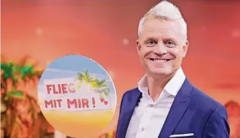  ?? FOTO: DPA ?? Der blonde Rheinlände­r Guido Cantz wird mit seiner neuen Quizshow „Flieg mit mir!“das Fernweh bei den Kandidaten und den Zuschauern wecken.