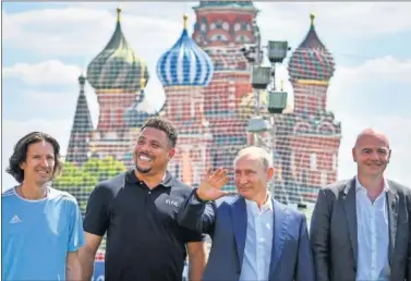  ??  ?? POCAS APARICIONE­S. Putin apenas se ha dejado ver. En la imagen, con Smertin, Ronaldo e Infantino.