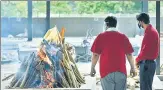  ?? SANJEEV VERMA/HT PHOTO ?? Relatives of a person who died of Covid-19 perform the last rites at a crematoriu­m in New Delhi on May 18.