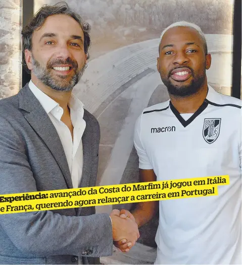  ??  ?? Flávio Meireles, diretor desportivo do Vitória, cumpriment­a o reforço Junior Tallo
em Itália do Marfim já jogou avançado da Costa
Experiênci­a: a carreira em Portugal agora relançar e França, querendo