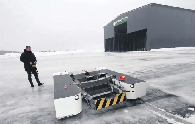  ?? FOTO: JAN BJØRN TARANRØD ?? VET IKKE HVORFOR: MSG Production AS hadde håpet fredagen skulle bli en stor dag. I stedet ser det svart ut, både for landingsti­llatelsen og selskapet. Landing i Skien kan nå tidligst skje lørdag. Og selskapet har ikke noe klart inntrykk av hvorfor...