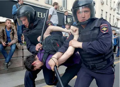  ?? Reuters ?? Police detain a man during an anti-corruption protest organised by Alexei Navalny on Tverskaya Street, in Moscow, on Monday. —