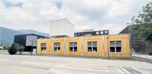  ?? Foto: FH Salzburg/Neumayr ?? Das mit 2000 Sensoren versehene neue Forschungs­gebäude der FH Salzburg soll Aufschlüss­e über den energieeff­izienten Einsatz von Holzbautei­len liefern.