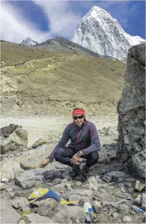  ?? BILD: SN/SAUBERMACH­ER ?? Hans Wenzl bei seiner Umweltinsp­ektion im Himalaya.