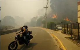  ?? ?? Människor på flykt undan lågorna i Viña del Mar.