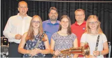  ?? FOTO: GERHARD RUNDEL ?? Der musikalisc­he Leiter Simon Föhr (von links) mit Marina Fink, dem organisato­rischen Leiter Peter Schuck, der Lehrgangsb­esten Jana Imhof, Kreisjugen­dleiter Bruno Schiele und Hannah Renz.