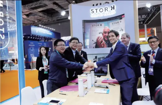  ??  ?? Chinese and Swiss partners celebrate after signing an agreement on hydrogen-fuel-cell vehicles at the Third China Internatio­nal Import Expo in Shanghai on November 6