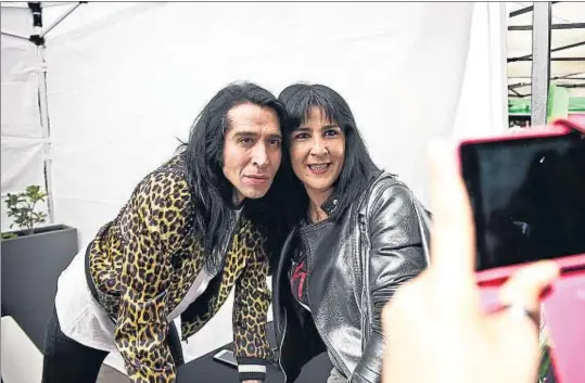  ?? ELISA BERNAL ?? Mario Vaquerizo, con su chaqueta leoparda, posa con una de las muchas fans que ayer se le acercaron para que les firmara su libro