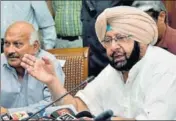  ?? PTI ?? Punjab CM Capt Amarinder Singh (R) and minister Brahm Mohindra at a press conference in Chandigarh on Saturday. He refused to endorse the Congress demand for Haryana CM Manohar Lal Khattar’s resignatio­n.