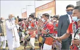  ?? ?? Prime Minister, Narendra Modi greets artists during his visit to an exhibition on the occasion of ‘Janjatiya Gaurav Diwas’ Maha Sammelan in Bhopal on Monday.