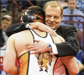  ?? BARBARA J. PERENIC / STAFF ?? Nick Corba (170) of Beavercree­k celebrates a state championsh­ip win with coach Gary Wise in Columbus on March 2, 2013.