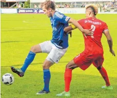  ?? FOTO: THORSTEN KERN ?? Der FV Ravensburg (links Thomas Zimmermann) gewann sein Heimspiel gegen den SV Sandhausen II (Demarveay Sheron) am Samstagnac­hmittag mit 3:1.