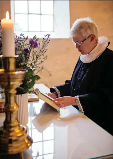  ?? PRIVATFOTO ?? Indtil i fjor havde sognepræst Lone Hindø ikke skænket et politisk comeback en tanke. Men da hun blev opfordret til at genopstill­e, kunne hun mærke, at politik trak i hende igen.