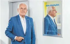  ?? FOTO: DIRK GULDNER/DPA ?? Peter Hartz in seinem Büro in Saarbrücke­n: Als Topmanager wie als Arbeitsmar­ktreformer hat er Höhen und Tiefen erlebt.