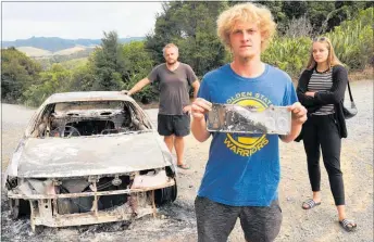  ?? PICTURE / PETER DE GRAAF ?? German backpacker Marvin Rieger with fellow travellers Greg Tasker and Katharina Wallhorn, and all that’s left of his car after it was stolen and torched.