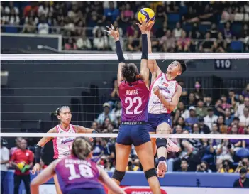  ?? (PVL photo) ?? Creamline Cool Smashers’ Jeanette Panaga attempts to score against Choco Mucho Flying Titans’ Cherry Nunag.