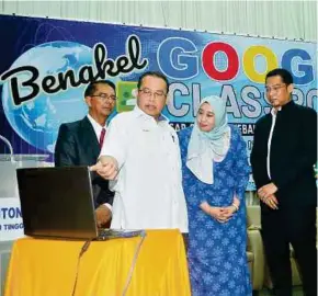  ?? ANUAR PIC BY FAIZ ?? Datuk Abdul Fattah Abdullah (second from left) launching KOGUBESTor­e at SK Bukit Jelutong in Shah Alam yesterday.