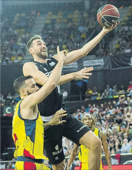  ?? FOTO: JUAN ECHEVERRÍA ?? Axel Hervelle El ala-pívot belga del RETAbet Bilbao Basket trata de anotar una canasta el domingo ante el Morabanc Andorra