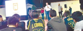 ?? ?? l El alcalde Antonio Astiazarán le habla a los niños al entregar mejoras a la cancha de basquetbol Santa Elena en la colonia Villa Satélite.