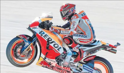  ?? FOTOS: EFE ?? Marc Márquez, caballito en Cheste antes de la resolución hoy del título mundial de MotoGP contra Dovizioso. Parte en ventaja en la general y en parrilla al hacer la pole