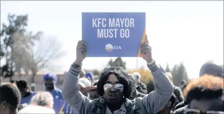  ?? PICTURE: NHLANHLA PHILLIPS ?? Dissent: A DA supporter during a march calling for the removal of Emfuleni mayor Simon Mofokeng in Vanderbijl­park yesterday.