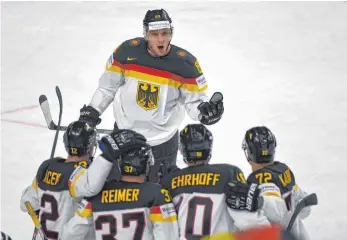  ?? FOTO: AFP ?? Das Glück erzwungen – die deutschen Puckjäger haben wieder alle Chancen aufs Viertelfin­ale.