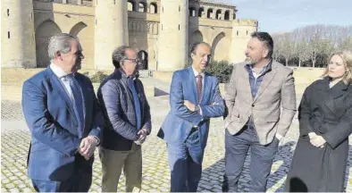  ?? EUROPA PRESS ?? El consejero Bancalero, ayer, junto a Pilar Borraz y los ediles de Canfranc y Sallent de Gállego (Huesca).