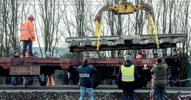  ?? (LaPresse) ?? I rilieviLa polizia scientific­a nel «punto zero» di Pioltello durante la rimozione del giunto trovato lesionato e la cui rottura avrebbe provocato il disastro ferroviari­o del 25 gennaio scorso. I pezzi di binario sono stati messi a disposizio­ne delle parti per le perizie in vista dell’eventuale processo. L’indagine è ancora in corso. Dalle analisi è emersa una lesione (meno grave) anche sul giunto gemello a quello trovato spezzato