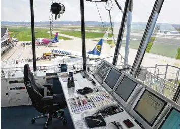  ?? Foto: Matthias Becker ?? Vom Tower aus hat man einen guten Überblick über den Allgäu Airport. Der Platz ist leer, weil die Fluglotsen öffentlich nicht auftreten wollen.